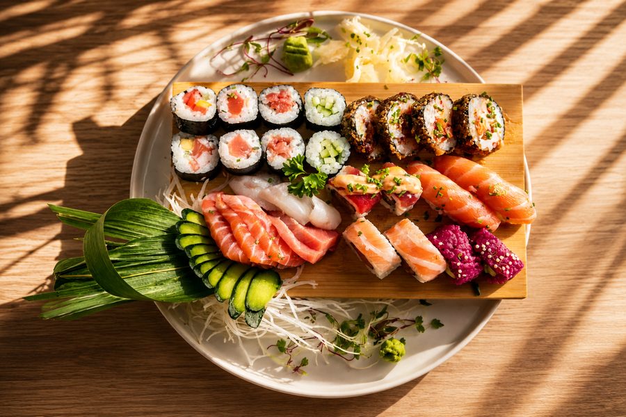 Combinado com sashimi, niguiri e maki variados