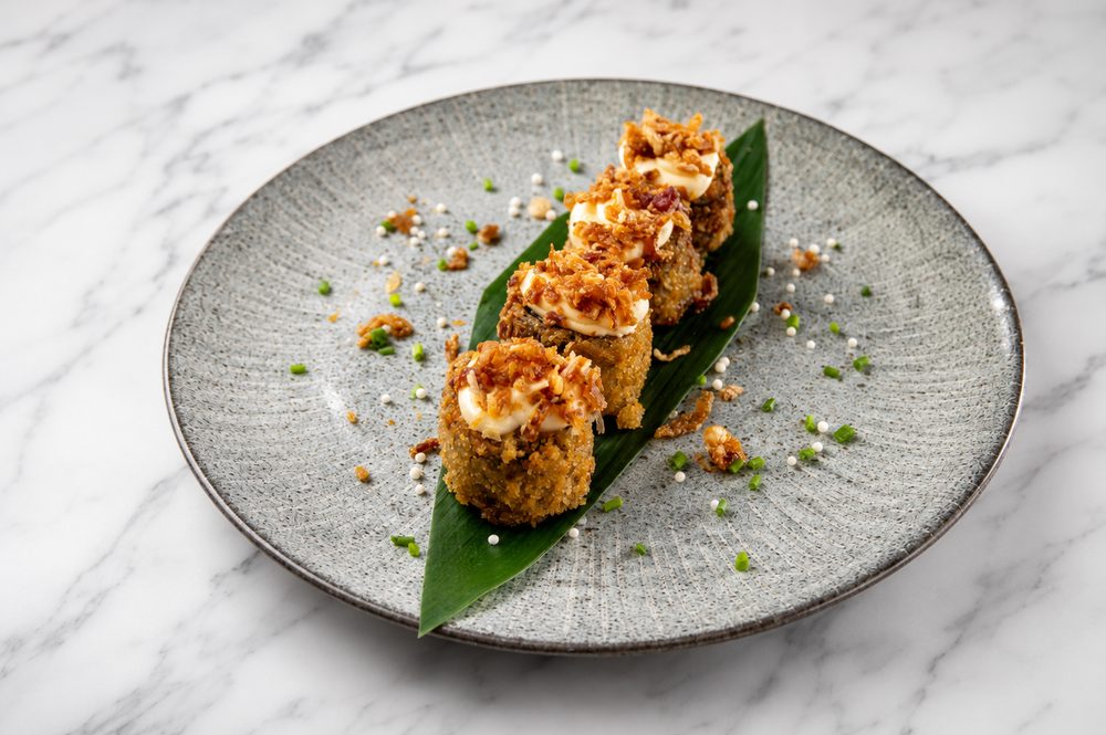 Hot rolls com molho picante e gengibre