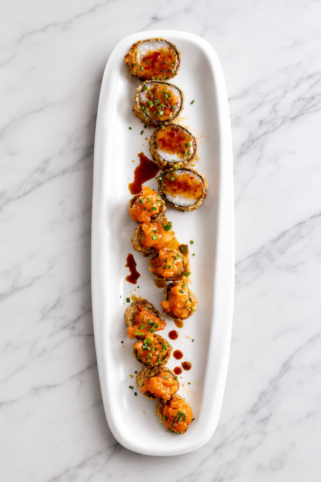 Hot rolls com tártaro de salmão picante