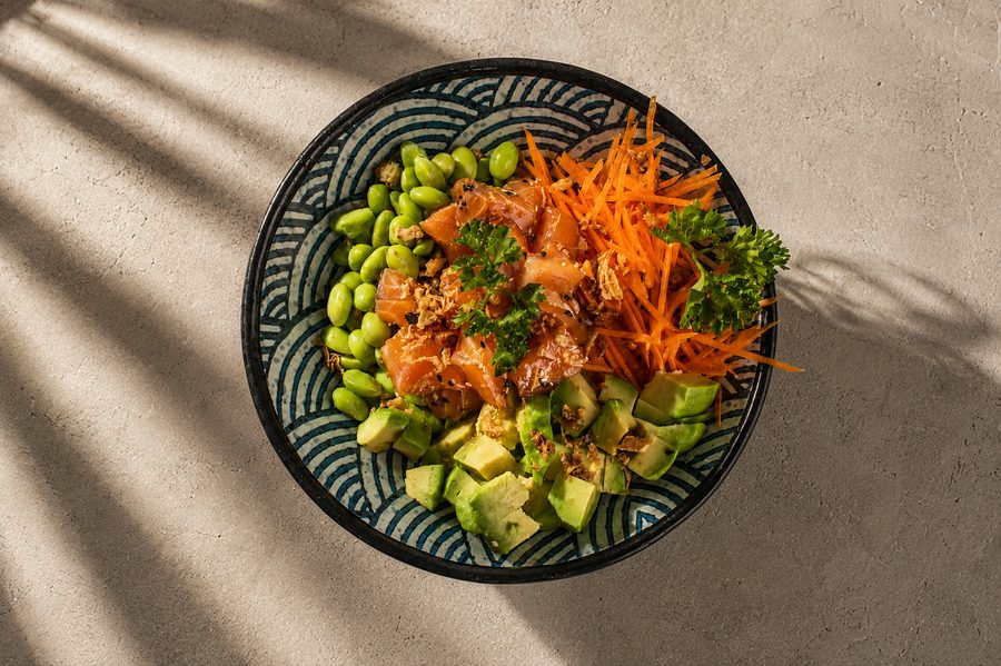 Poke de salmão fresco com edamame e abacate